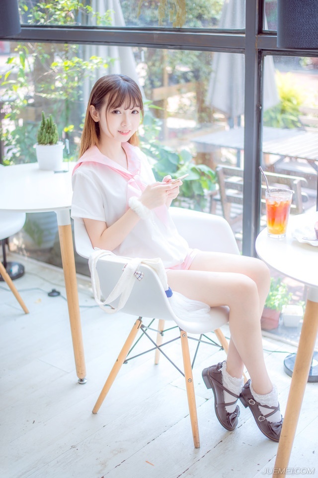 “老爷，马已经准备好了。”管家来到房间外，听着里面低沉的咆哮声，有些胆颤道。